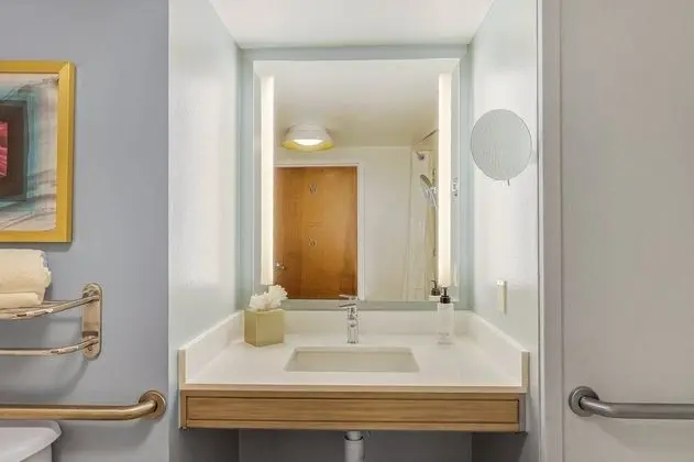Standard Oda, 2 Büyük (Queen) Boy Yatak, Engellilere Uygun (Roll Shower)