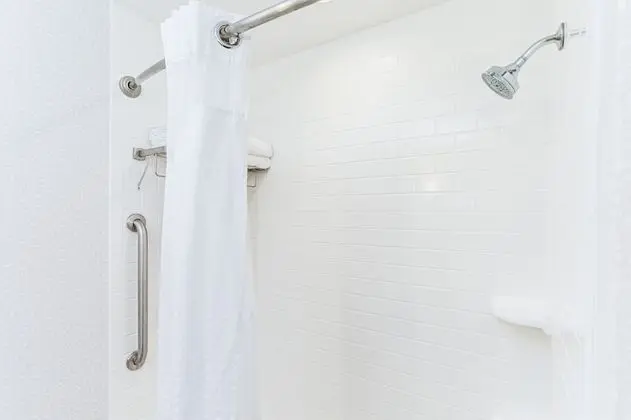 Standard Oda, 2 Büyük (Queen) Boy Yatak, Engellilere Uygun (Communication, Roll-In Shower)