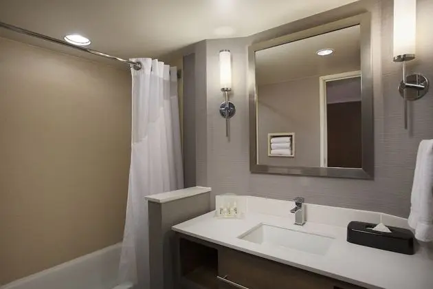 Standard Oda, 2 Büyük (Queen) Boy Yatak, Engellilere Uygun (Communications, Accessible Tub)