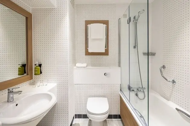 Premium Oda, 1 Büyük (Queen) Boy Yatak ve Çekyat (Stocked Minibar)