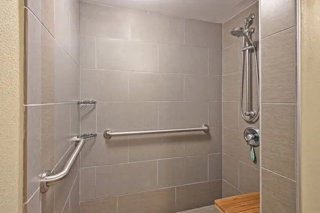 Standard Oda, 2 Büyük (Queen) Boy Yatak, Engellilere Uygun (Communication, Roll-In Shower)