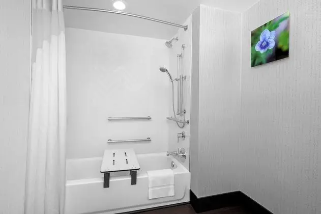 Oda, 2 Büyük (Queen) Boy Yatak, Engellilere Uygun (Mobility, Accessible Tub)