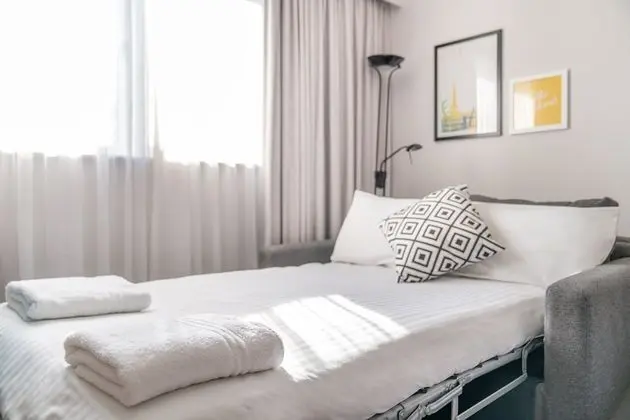Premium Oda, 1 Büyük (Queen) Boy Yatak ve Çekyat (Minibar)