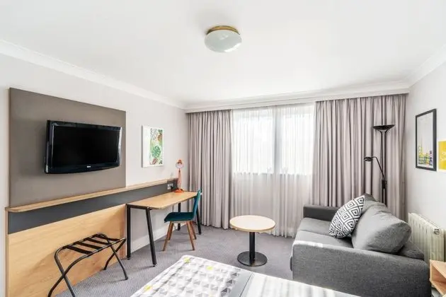 Premium Oda, 1 Büyük (Queen) Boy Yatak ve Çekyat (Minibar)