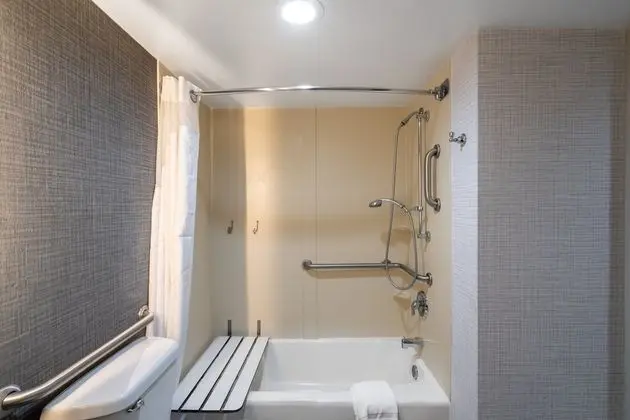 Oda, 2 Büyük (Queen) Boy Yatak, Engellilere Uygun (Communication, Accessible Tub)