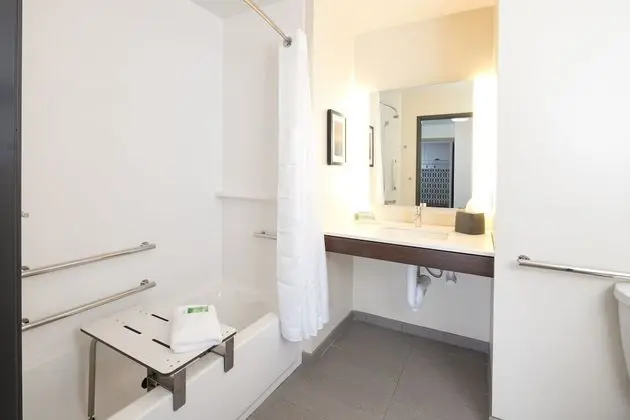 Standard Oda, 2 Büyük (Queen) Boy Yatak, Engellilere Uygun (Accessible Tub)