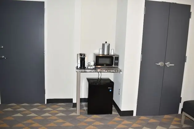 Standard Oda, 1 En Büyük (King) Boy Yatak, Engellilere Uygun (Communication Accessible)