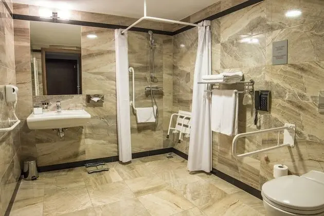 Standard Oda, 1 Büyük (Queen) Boy Yatak, Engellilere Uygun