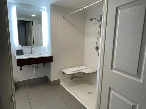 Standard Oda, 1 En Büyük (King) Boy Yatak, Engellilere Uygun (Roll-In Shower)