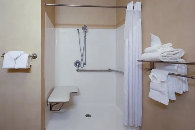 Standard Oda, 2 Büyük (Queen) Boy Yatak, Engellilere Uygun (Mobility Tub)