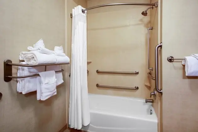 Standard Oda, 2 Büyük (Queen) Boy Yatak, Engellilere Uygun (Mobility Tub)