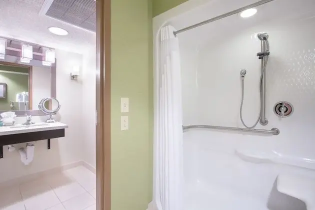 Standard Oda, 2 Çift Kişilik Yatak, Engellilere Uygun (Communication, Roll-In Shower)