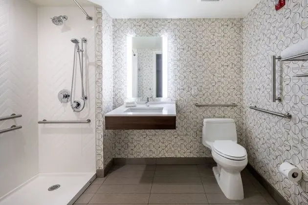 Oda, 1 En Büyük (King) Boy Yatak, Engellilere Uygun (Roll-In Shower)