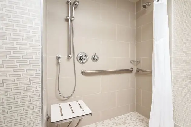 Standard Oda, 1 En Büyük (King) Boy Yatak, Engellilere Uygun (Communication, Roll-In Shower)