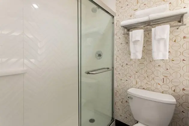 Standard Oda, 2 Büyük (Queen) Boy Yatak (Walk In Shower)