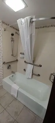 Standard Oda, 1 En Büyük (King) Boy Yatak, Engellilere Uygun (Hearing, Mobility Tub)