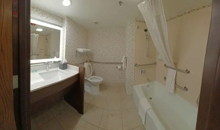 Standard Oda, 1 En Büyük (King) Boy Yatak, Engellilere Uygun (Hearing, Mobility Tub)