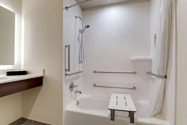 Standard Oda, 1 En Büyük (King) Boy Yatak, Engellilere Uygun (Communications, Accessible Tub)