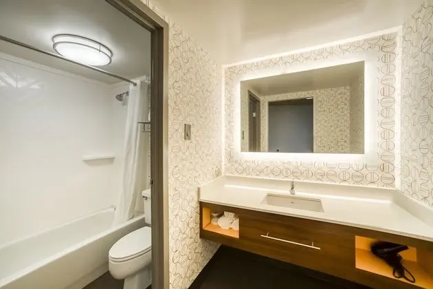 Standard Oda, 1 En Büyük (King) Boy Yatak, Engellilere Uygun (Comm, Tub)