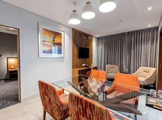 Süit, 1 En Büyük (King) Boy Yatak (Living and Dining Area)
