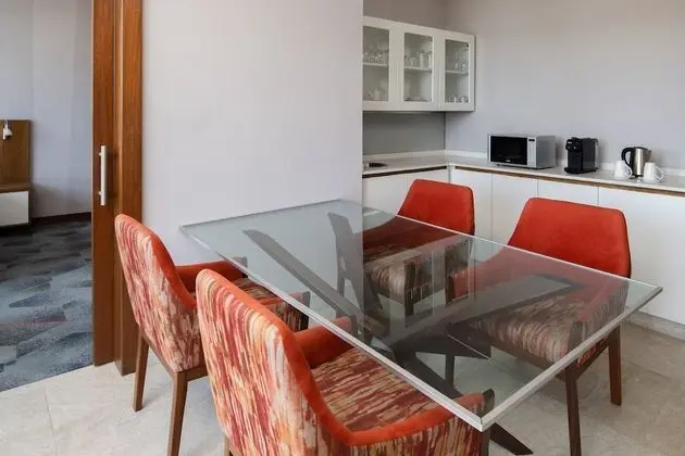 Süit, 1 En Büyük (King) Boy Yatak (Living and Dining Area)