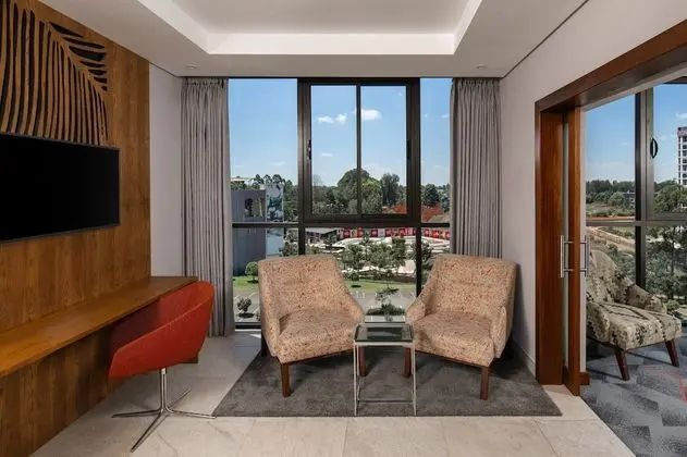 Süit, 1 En Büyük (King) Boy Yatak (Living and Dining Area)