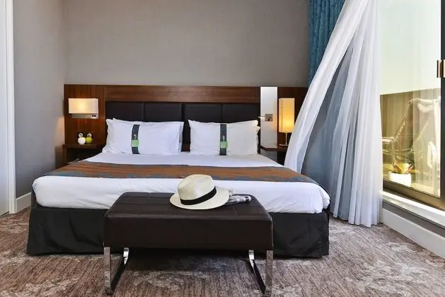 Süit, 2 Yatak Odası (1 King & 2 Single Beds)