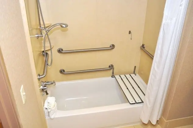 Standard Oda, Birden Çok Yatak, Engellilere Uygun (Communication, Accessible Tub)