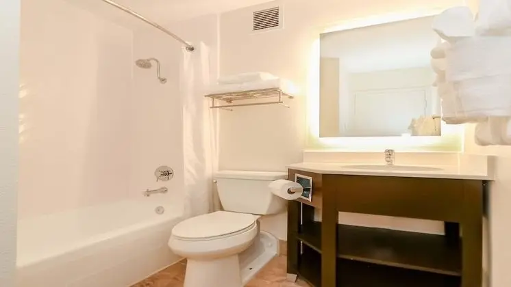 Oda, 2 Büyük (Queen) Boy Yatak, Balkon, Okyanusa Sıfır