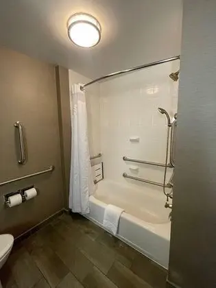 Standard Oda, 2 Büyük (Queen) Boy Yatak, Engellilere Uygun (Communications, Accessible Tub)
