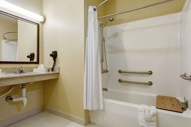 Standard Oda, 2 Büyük (Queen) Boy Yatak, Engellilere Uygun (Communications, Accessible Tub)