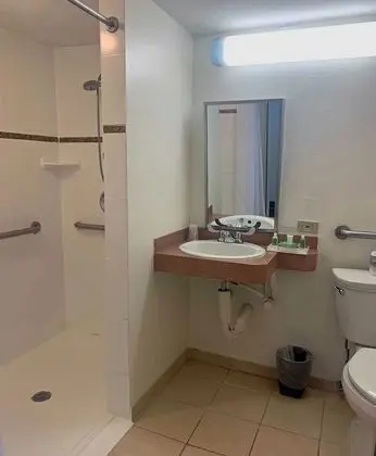 Standard Oda, 2 Çift Kişilik Yatak, Engellilere Uygun (Communications, Accessible Tub)