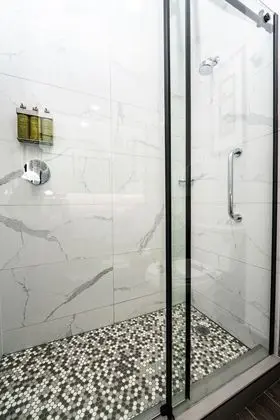 Deluxe Oda, 1 En Büyük (King) Boy Yatak, Engellilere Uygun (Mobility & Hearing, Roll-in Shower)