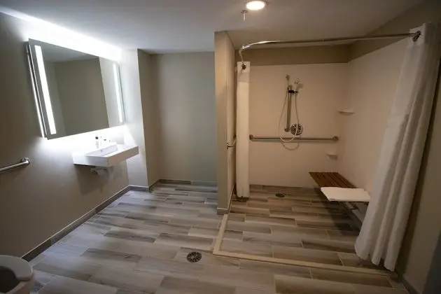 Standard Oda, 1 En Büyük (King) Boy Yatak, Engellilere Uygun (Roll-In Shower)