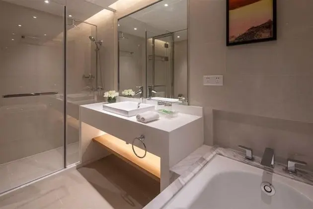 Premium Oda (Separate Bath Walk-In Shower)