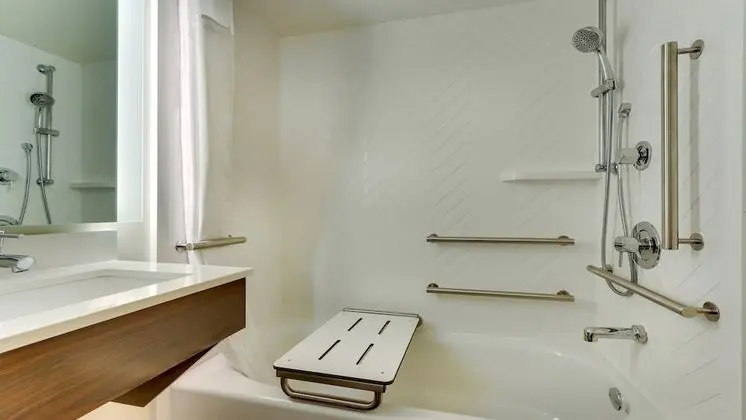 Oda, 1 En Büyük (King) Boy Yatak, Engellilere Uygun, Balkon (Communications, Tub)