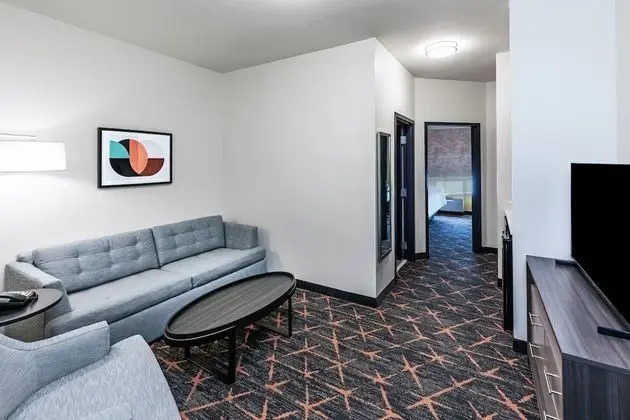 Süit, 1 En Büyük (King) Boy Yatak ve Çekyat (Living Area)