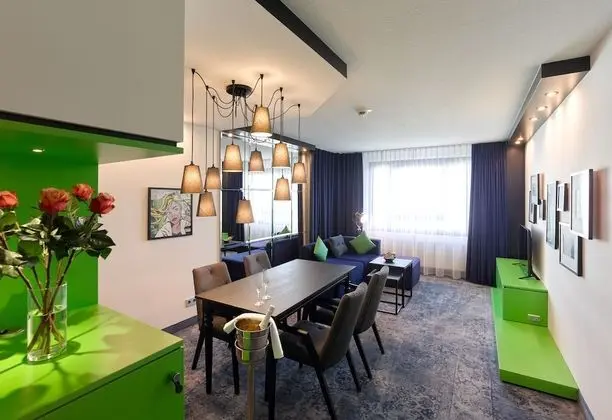 Süit, 1 Yatak Odası (Living/Dining Area)
