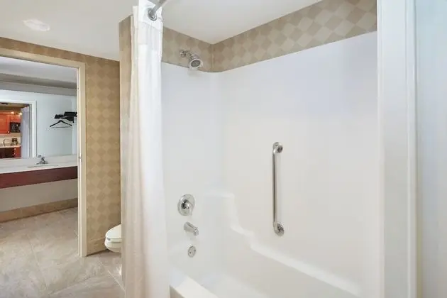 Standard Oda, 1 En Büyük (King) Boy Yatak, Engellilere Uygun (Mobility, Roll-In Shower)