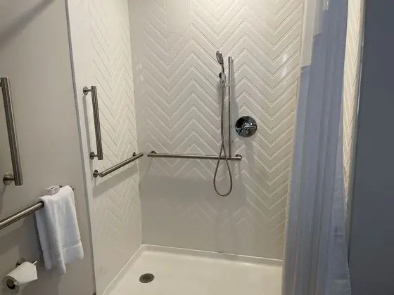 Oda, 1 En Büyük (King) Boy Yatak, Engellilere Uygun (Accessible Tub)