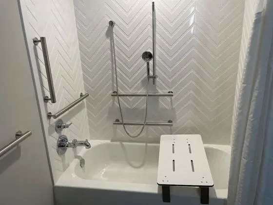 Oda, 2 Büyük (Queen) Boy Yatak, Engellilere Uygun (Accessible Tub)