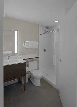 Oda, 2 Büyük (Queen) Boy Yatak, Engellilere Uygun (Accessible Tub)
