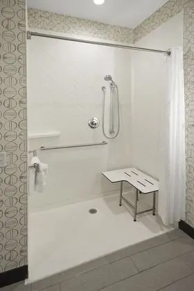 Standard Oda, 1 En Büyük (King) Boy Yatak, Engellilere Uygun (Communication, Mobil, Roll-In Shower)