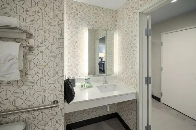 Standard Oda, 2 Büyük (Queen) Boy Yatak, Engellilere Uygun (Communications)