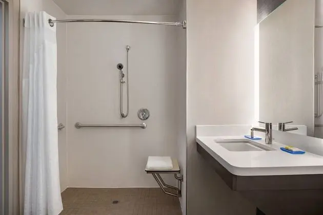Standard Oda, 2 Büyük (Queen) Boy Yatak, Engellilere Uygun (Comms Accessible. Roll-In Shower)