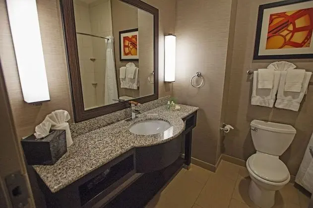 Standard Oda, 2 Büyük (Queen) Boy Yatak, Engellilere Uygun (Communications, Accessible Tub)