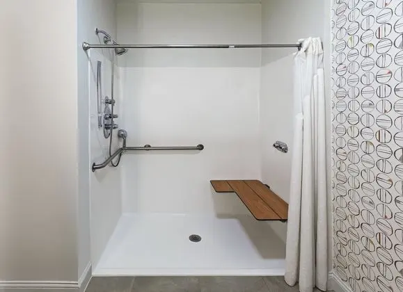 Standard Oda, 2 Büyük (Queen) Boy Yatak, Engellilere Uygun (Mobility, Transfer Shower)