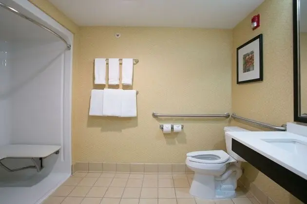 Oda, 2 Büyük (Queen) Boy Yatak, Engellilere Uygun (Mobility Roll-In Shower)