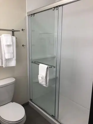 Standard Oda, 2 Büyük (Queen) Boy Yatak, Engellilere Uygun (Comm)