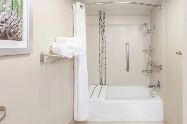 Standard Oda, 1 En Büyük (King) Boy Yatak, Engellilere Uygun (Mobility Tub)